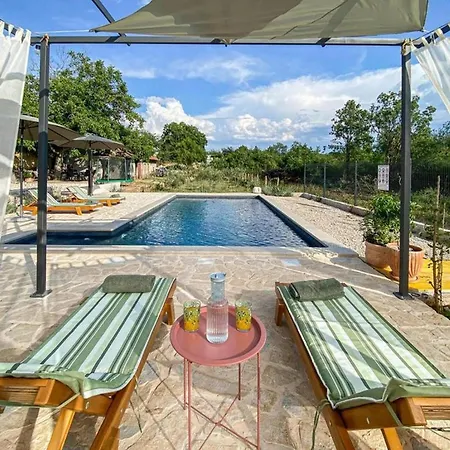 Villa Tranquil Getaway With Pool Kozica