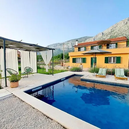 Tranquil Getaway With Pool *