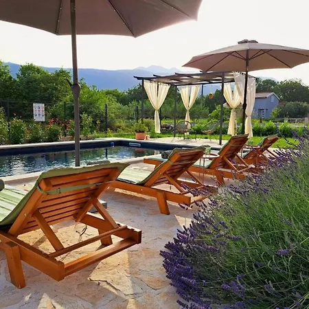 Villa Tranquil Getaway With Pool *