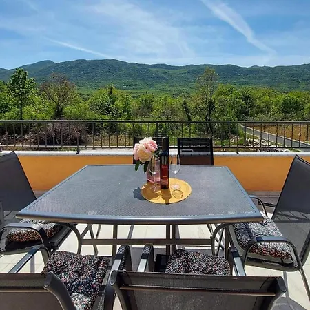 Tranquil Getaway With Pool Kozica