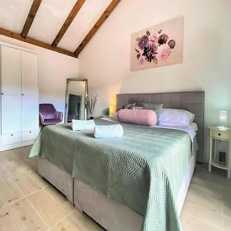 Villa Tranquil Getaway With Pool *
